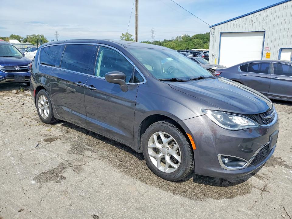 Photo 4 from auction – 2019 CHRYSLER PACIFICA with VIN 2C4RC1FG3KR667498