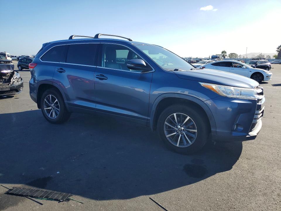 Photo 4 from auction – 2019 TOYOTA HIGHLANDER with VIN 5TDJZRFH8KS724692