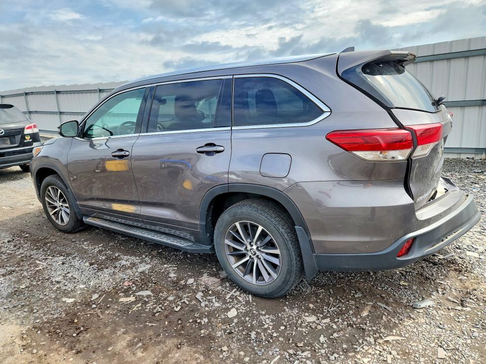 Photo 2 from auction – 2018 TOYOTA HIGHLANDER with VIN 5TDJZRFH8JS817954