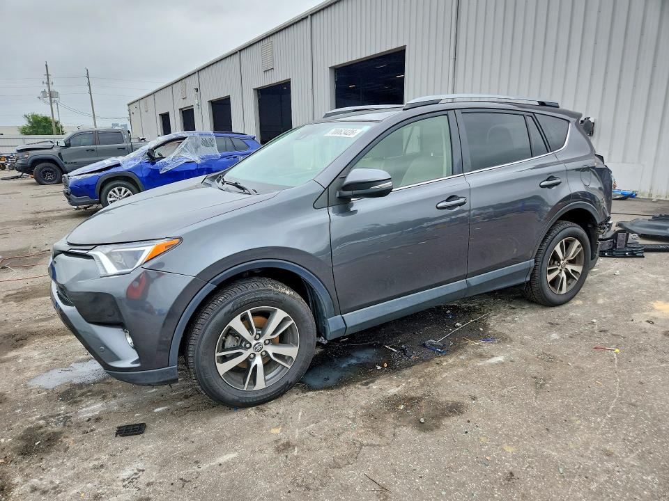 Снимка 1 от търг – 2017 TOYOTA RAV4 с VIN JTMRFREV4HJ712032