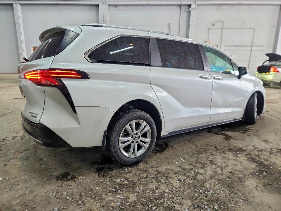 Снимка 3 от търг – 2024 TOYOTA SIENNA с VIN 5TDESKFC9RS136814
