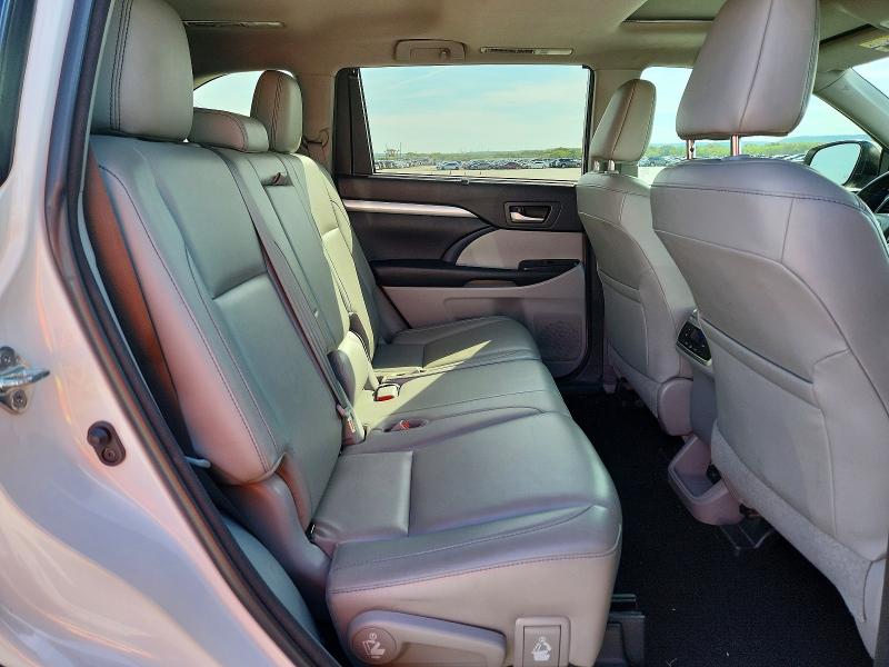 Снимка 11 от търг – 2018 TOYOTA HIGHLANDER с VIN 5TDJZRFH6JS526529