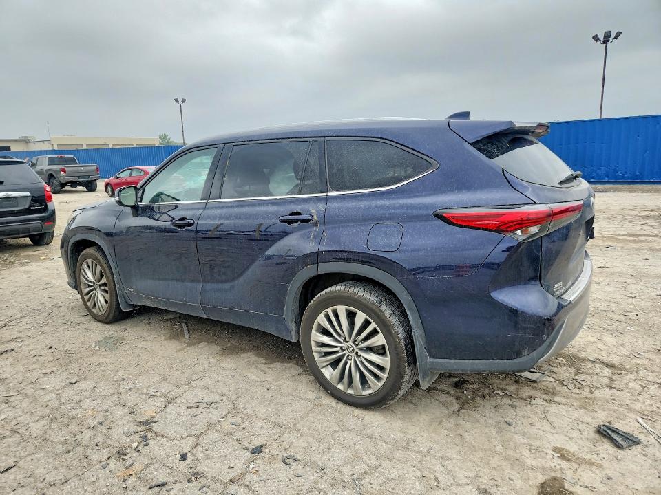 Фото 2 с аукциона – 2022 TOYOTA HIGHLANDER с VIN 5TDEBRCH2NS084204