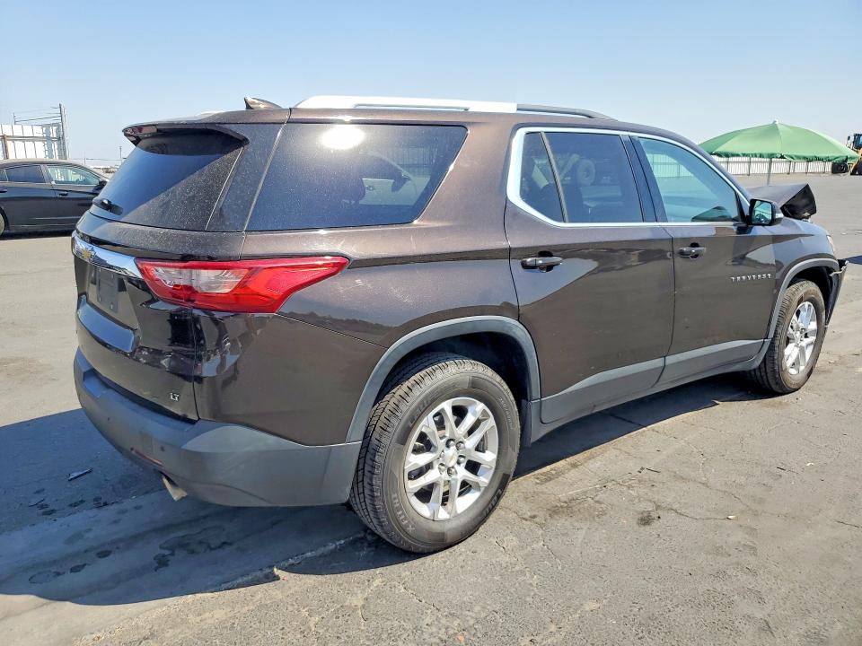 Photo 3 from auction – 2018 CHEVROLET TRAVERSE with VIN 1GNERGKW0JJ118946