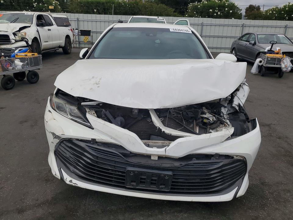 Снимка 5 от търг – 2018 TOYOTA CAMRY с VIN 4T1B31HKXJU004610