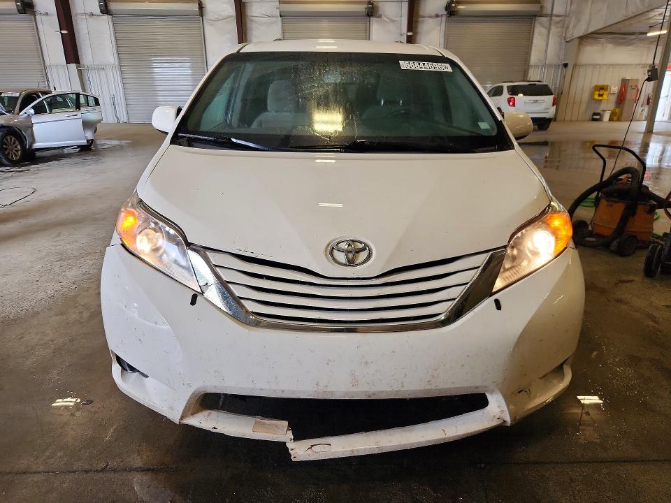 Photo 5 from auction – 2017 TOYOTA SIENNA with VIN 5TDJZ3DC1HS172627