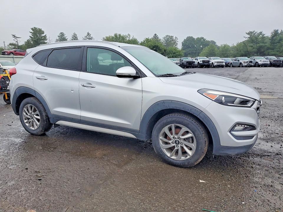 Photo 4 from auction – 2017 HYUNDAI TUCSON with VIN KM8J3CA40HU526675