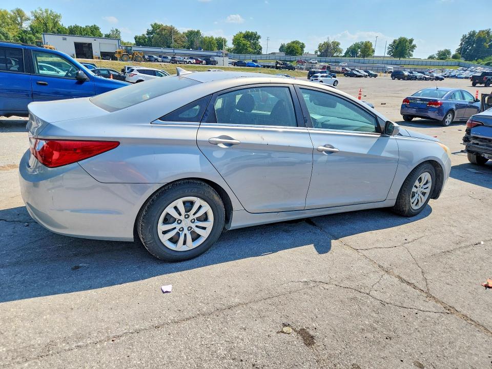 Photo 3 from auction – 2011 HYUNDAI SONATA with VIN 5NPEB4AC9BH073633