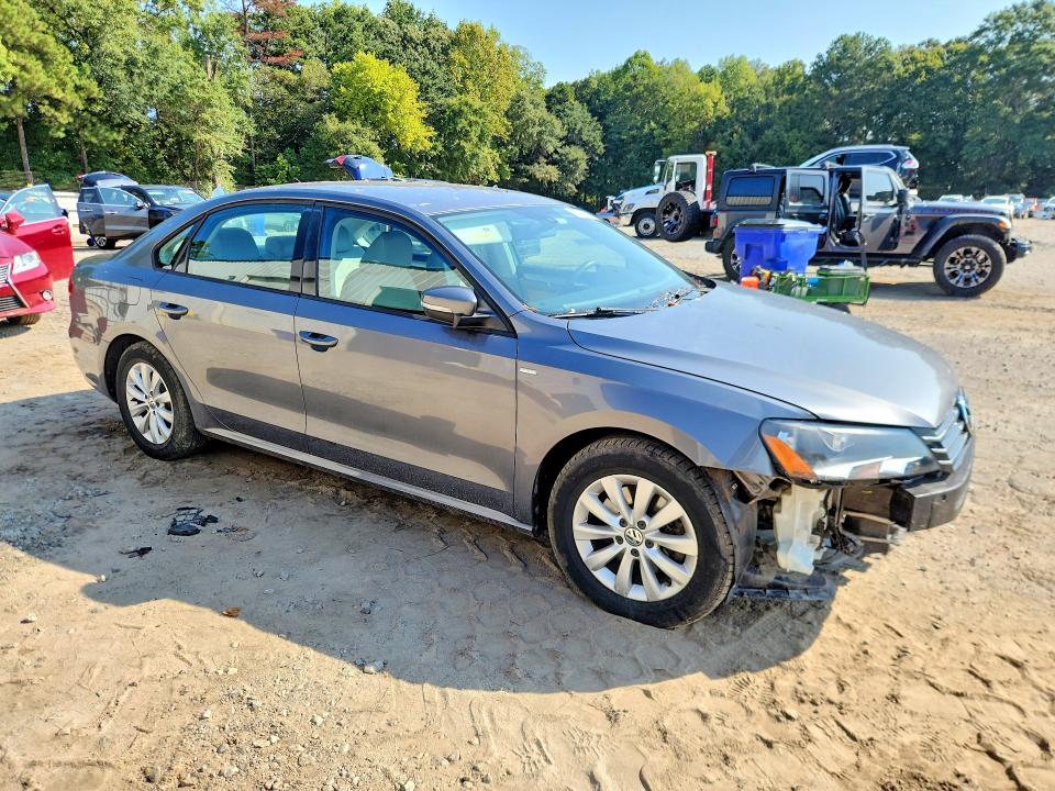 Снимка 4 от търг – 2014 VOLKSWAGEN PASSAT с VIN 1VWAP7A32EC015877