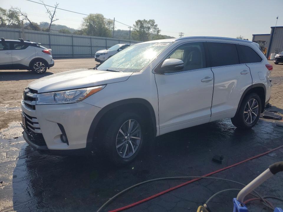 Снимка 1 от търг – 2018 TOYOTA HIGHLANDER с VIN 5TDJZRFH4JS845296