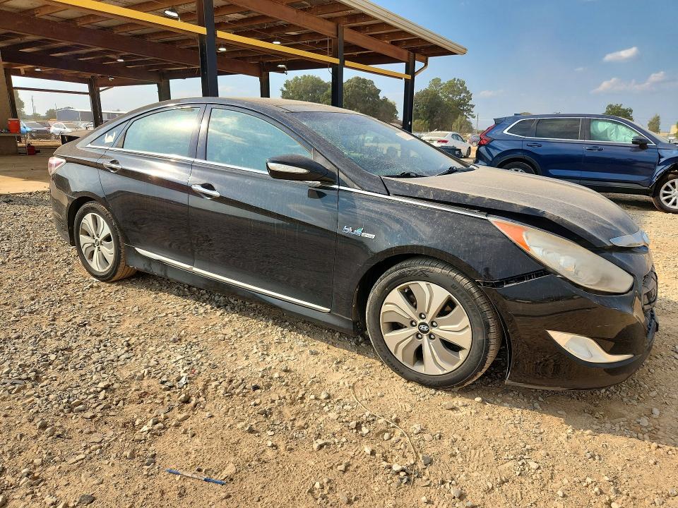 Photo 4 from auction – 2013 HYUNDAI SONATA with VIN KMHEC4A41DA093242