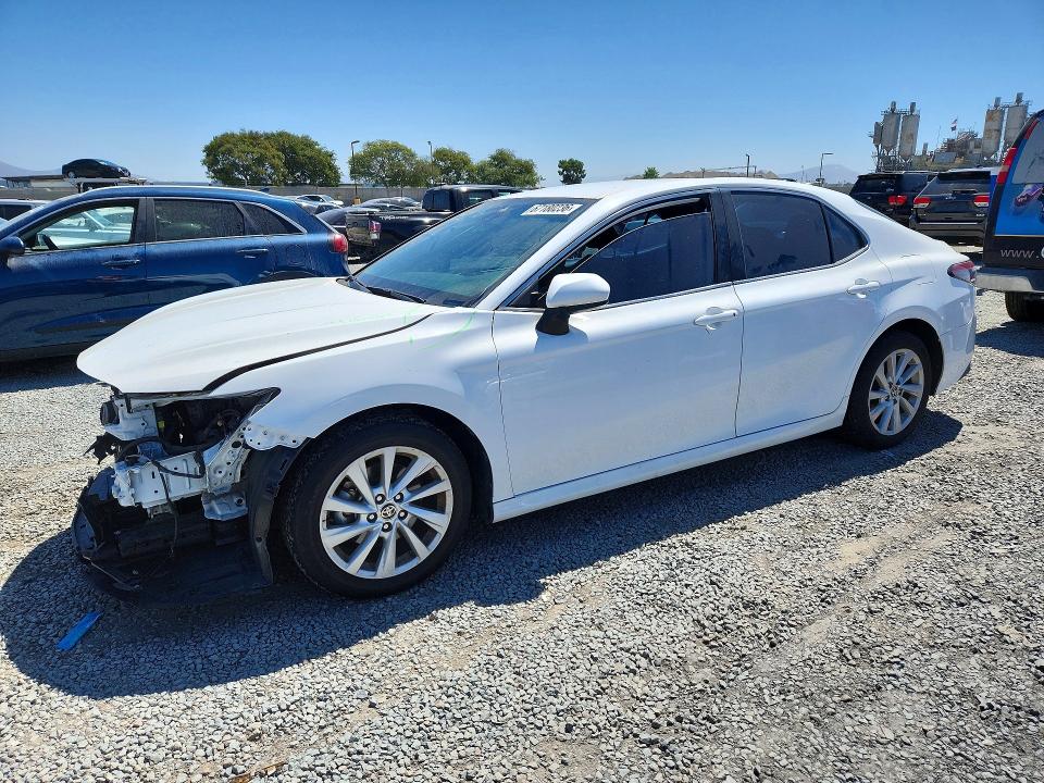 TOYOTA CAMRY 2022 z numerem VIN 4T1C11AK2NU024781 - Zdjęcie z aukcji