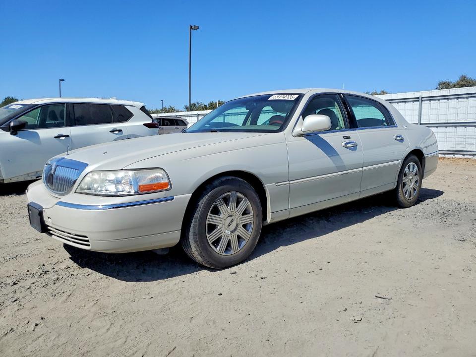 LINCOLN TOWN CAR 2005 with VIN 1LNHM82W45Y664491 - Photo from auction