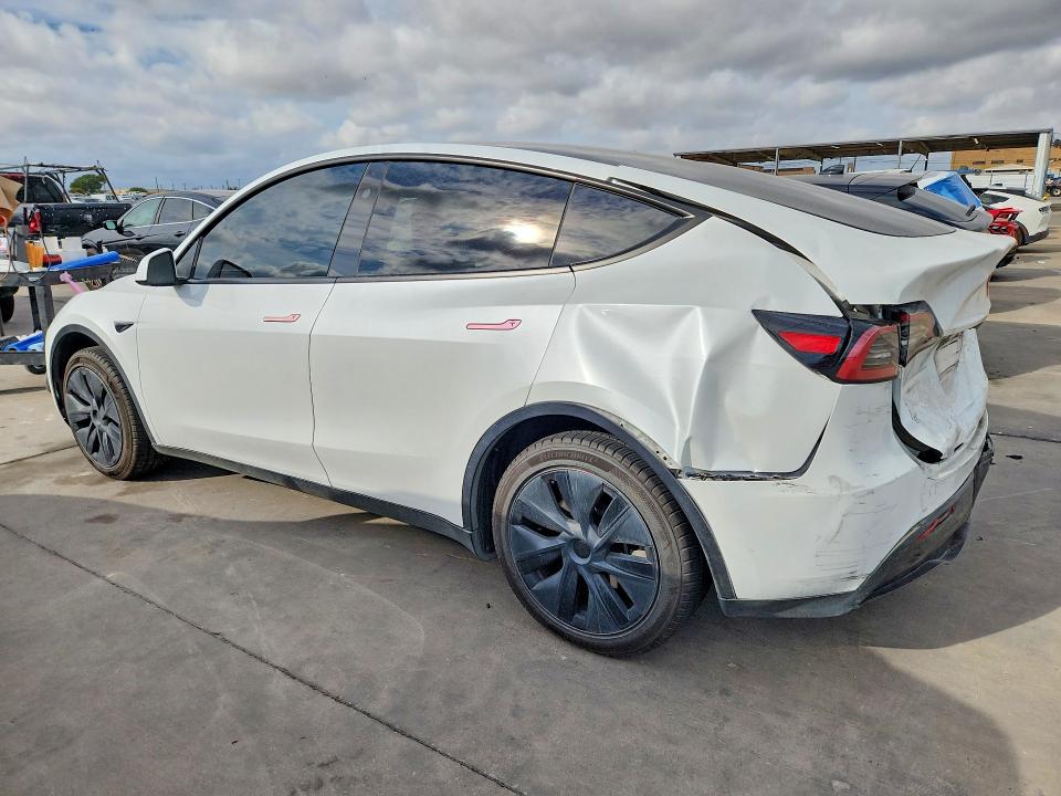 Снимка 2 от търг – 2024 TESLA MODEL Y с VIN 7SAYGDED0RA302663