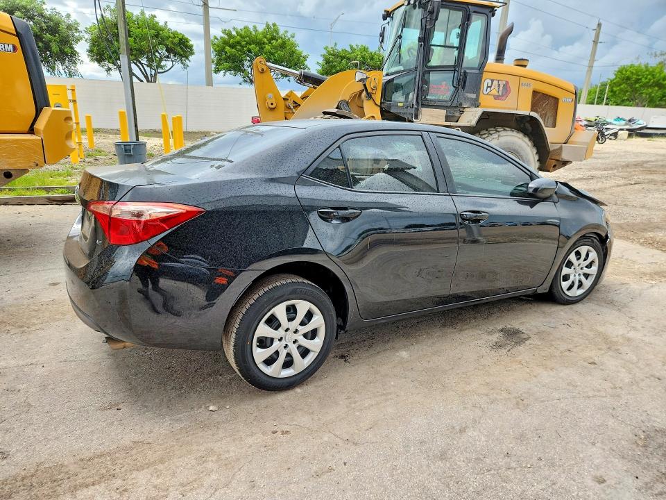 Снимка 3 от търг – 2018 TOYOTA COROLLA с VIN 5YFBURHE8JP832579