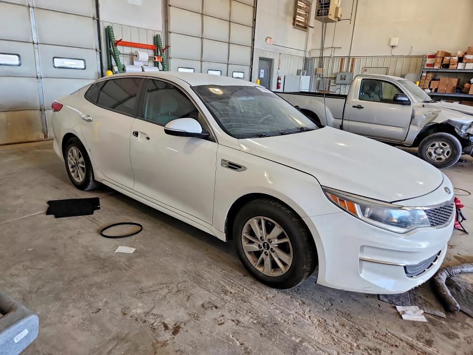 Photo 4 from auction – 2017 KIA OPTIMA with VIN 5XXGT4L38HG125471