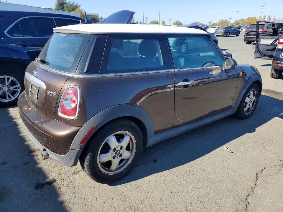 Zdjęcie 3 z aukcji – 2011 MINI COOPER z VIN WMWSU3C5XBT092562