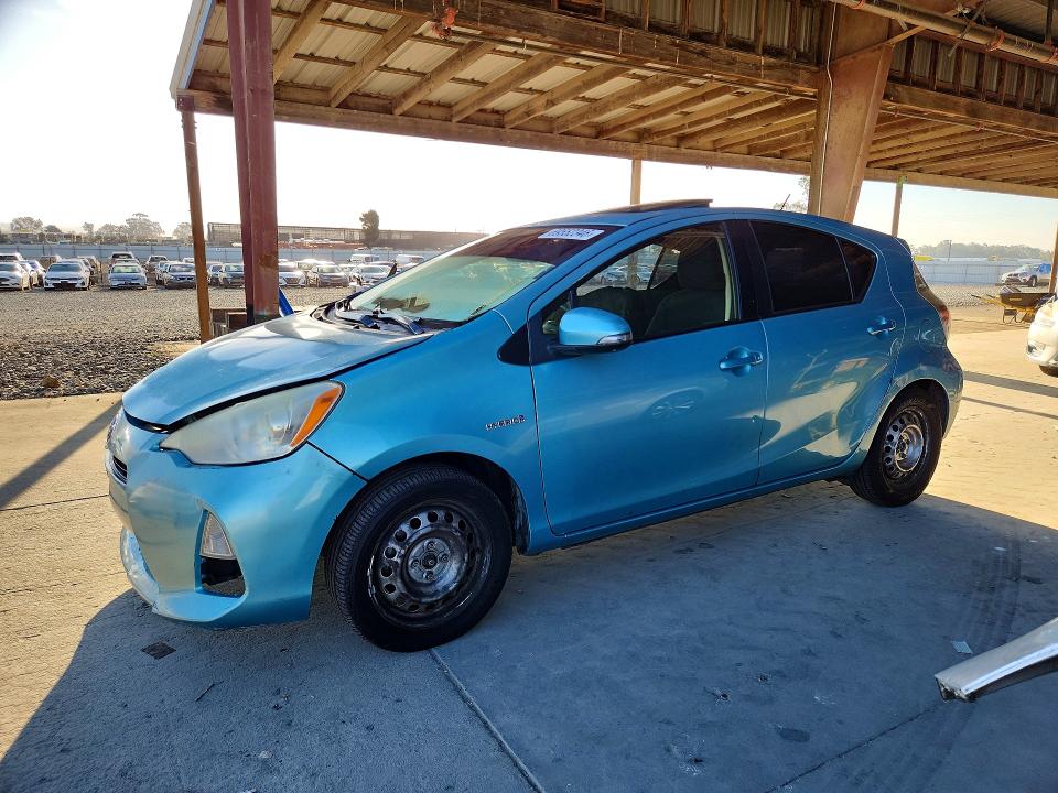TOYOTA PRIUS C 2013 مع رقم تعريف المركبة JTDKDTB35D1042525 - صورة من المزاد