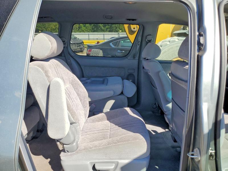 Photo 11 from auction – 2000 TOYOTA SIENNA with VIN 4T3ZF13C2YU282960