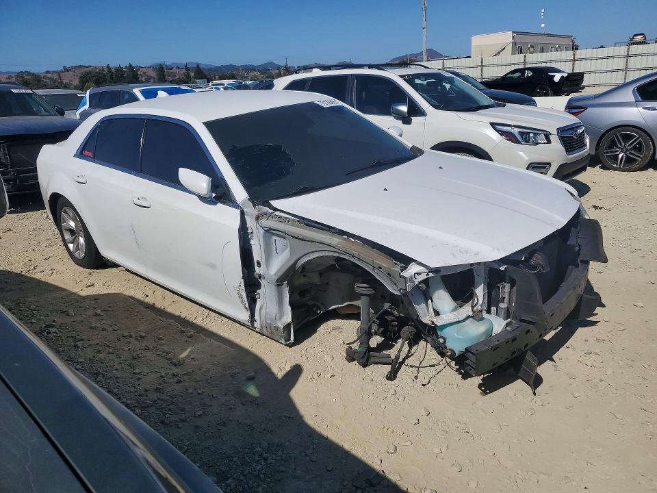 Photo 4 from auction – 2015 CHRYSLER 300 with VIN 2C3CCAAG1FH818190