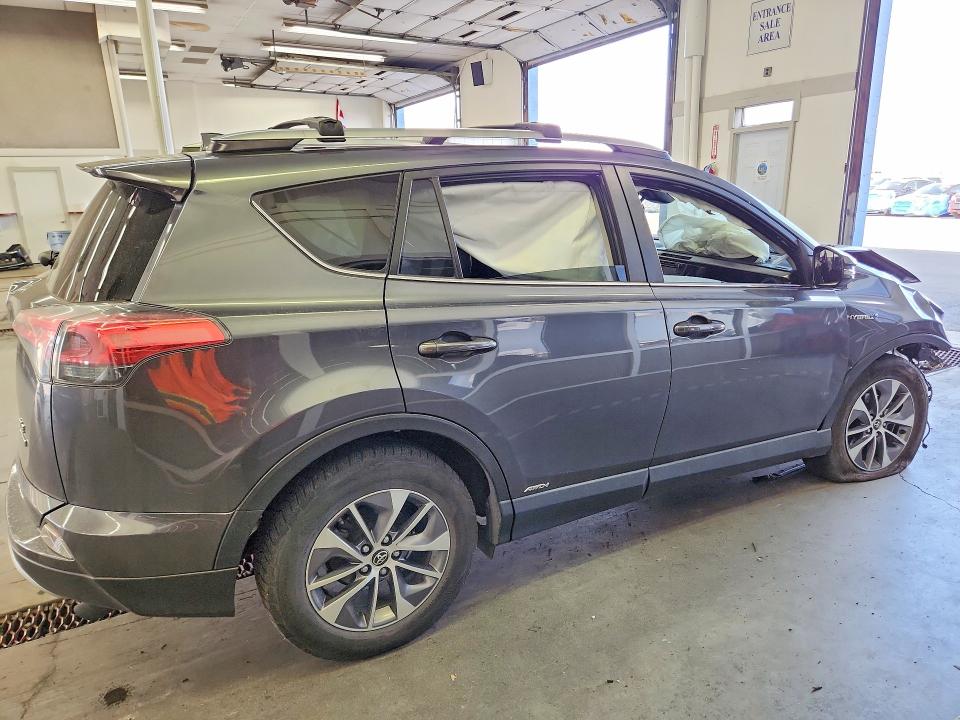 Снимка 3 от търг – 2018 TOYOTA RAV4 с VIN JTMRJREV5JD161712