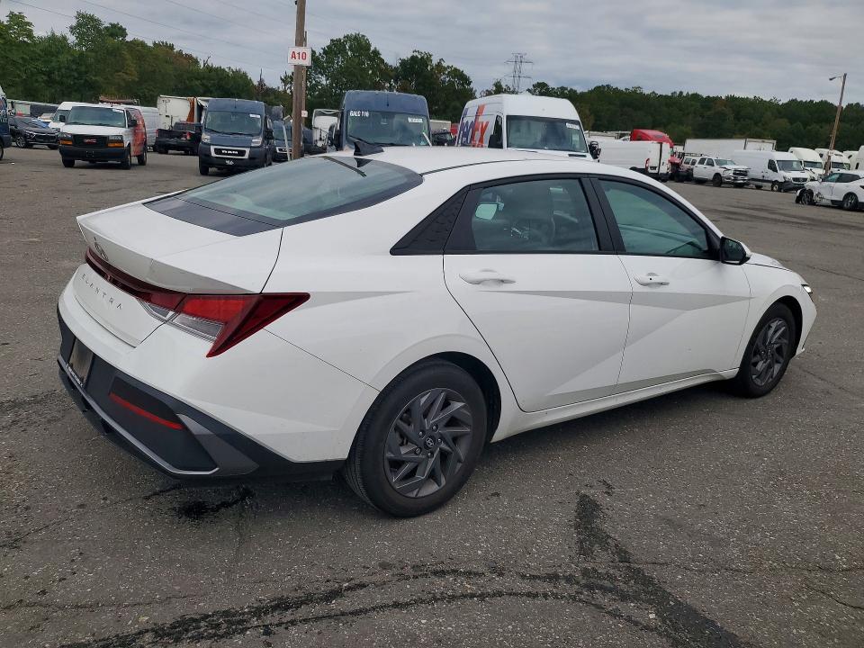 Снимка 3 от търг – 2024 HYUNDAI ELANTRA с VIN KMHLM4DG5RU676168