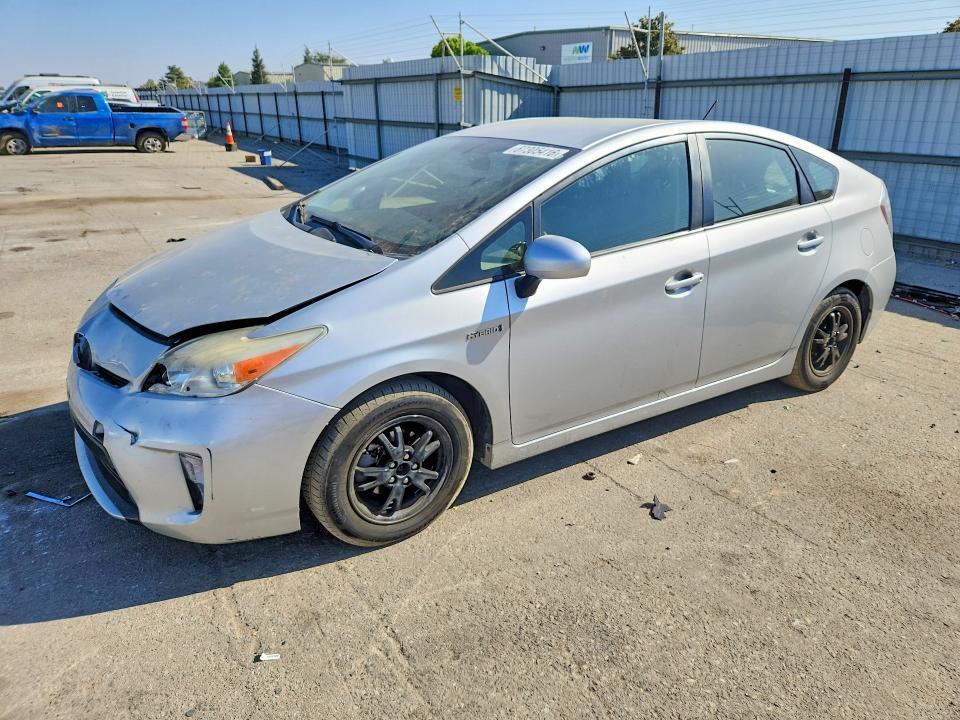 TOYOTA PRIUS 2015 مع رقم تعريف المركبة JTDKN3DU6F0476402 - صورة من المزاد