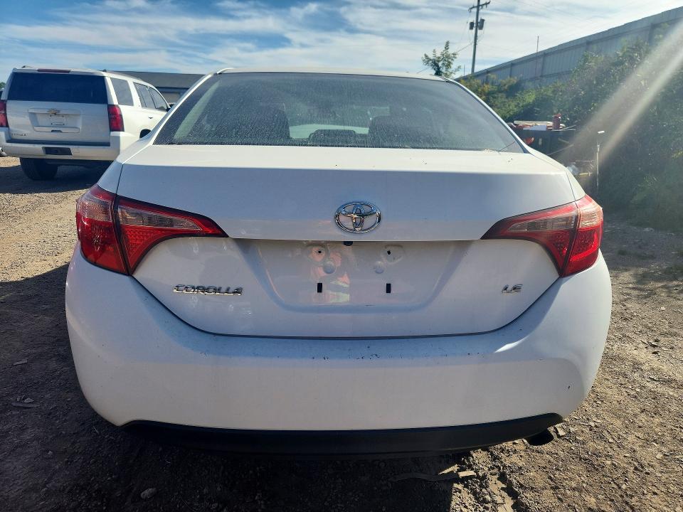 Снимка 6 от търг – 2018 TOYOTA COROLLA с VIN 2T1BURHE6JC034288