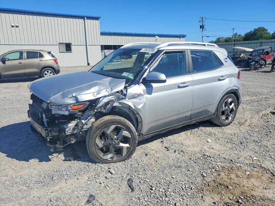 HYUNDAI VENUE 2022 с VIN KMHRC8A31NU160938 - Снимка от търг