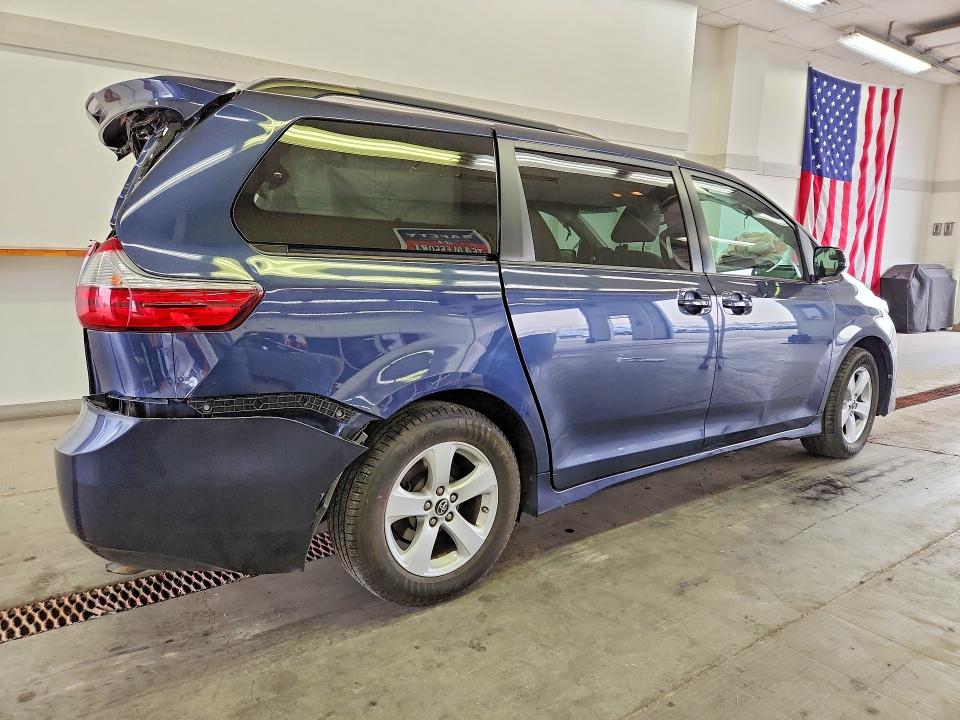 Photo 3 from auction – 2018 TOYOTA SIENNA with VIN 5TDKZ3DC1JS923607