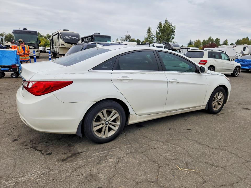 Photo 3 from auction – 2011 HYUNDAI SONATA with VIN 5NPEB4AC0BH268598