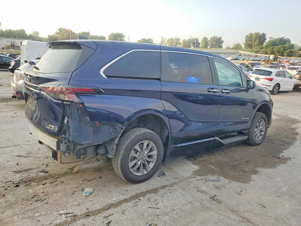 Photo 3 from auction – 2023 TOYOTA SIENNA with VIN 5TDYRKEC1PS137656