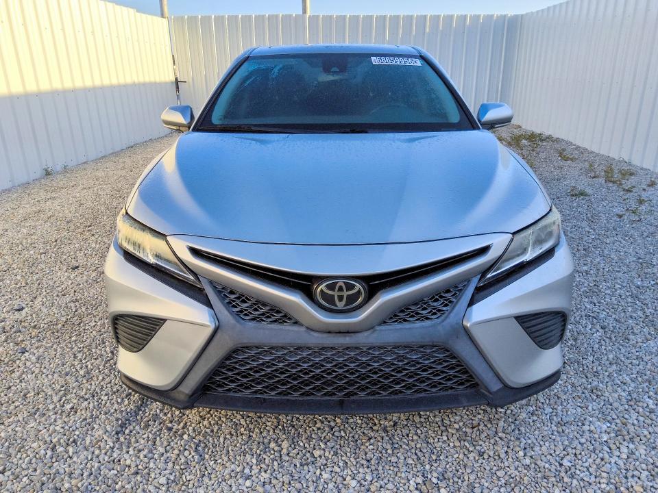 Снимка 5 от търг – 2018 TOYOTA CAMRY с VIN 4T1B11HKXJU147031