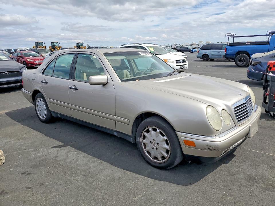 Photo 4 from auction – 1998 MERCEDES-BENZ E with VIN WDBJF65F0WA459114