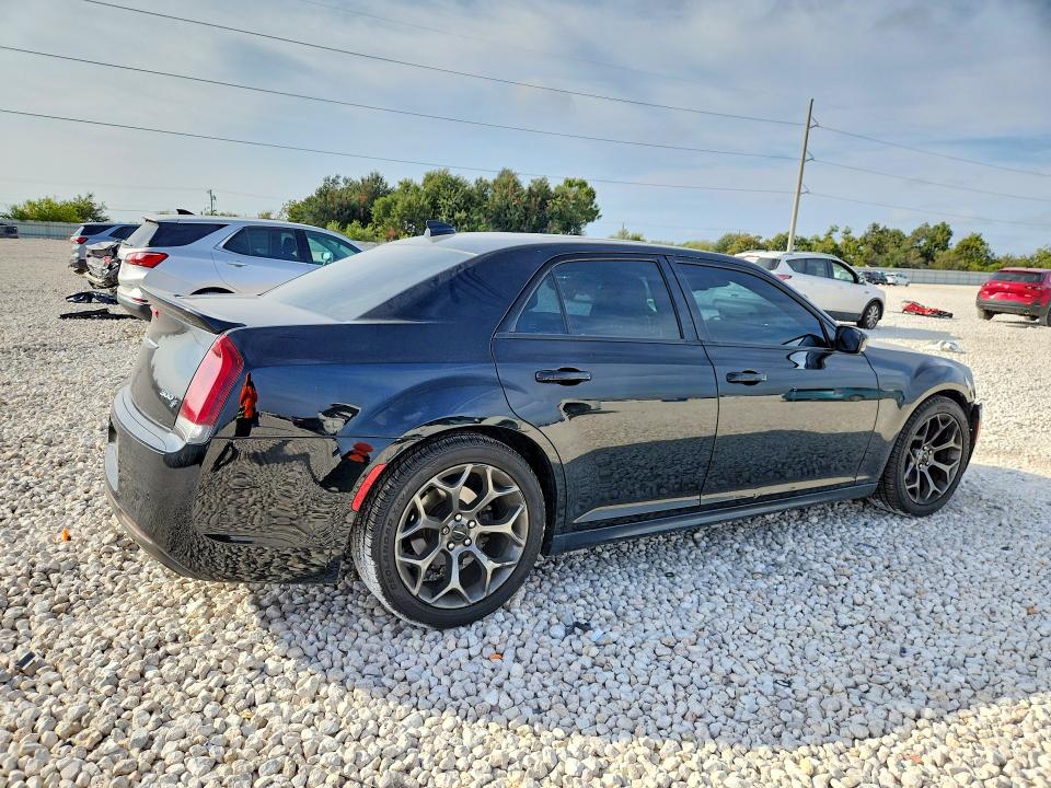 Снимка 3 от търг – 2018 CHRYSLER 300 с VIN 2C3CCABG7JH227742