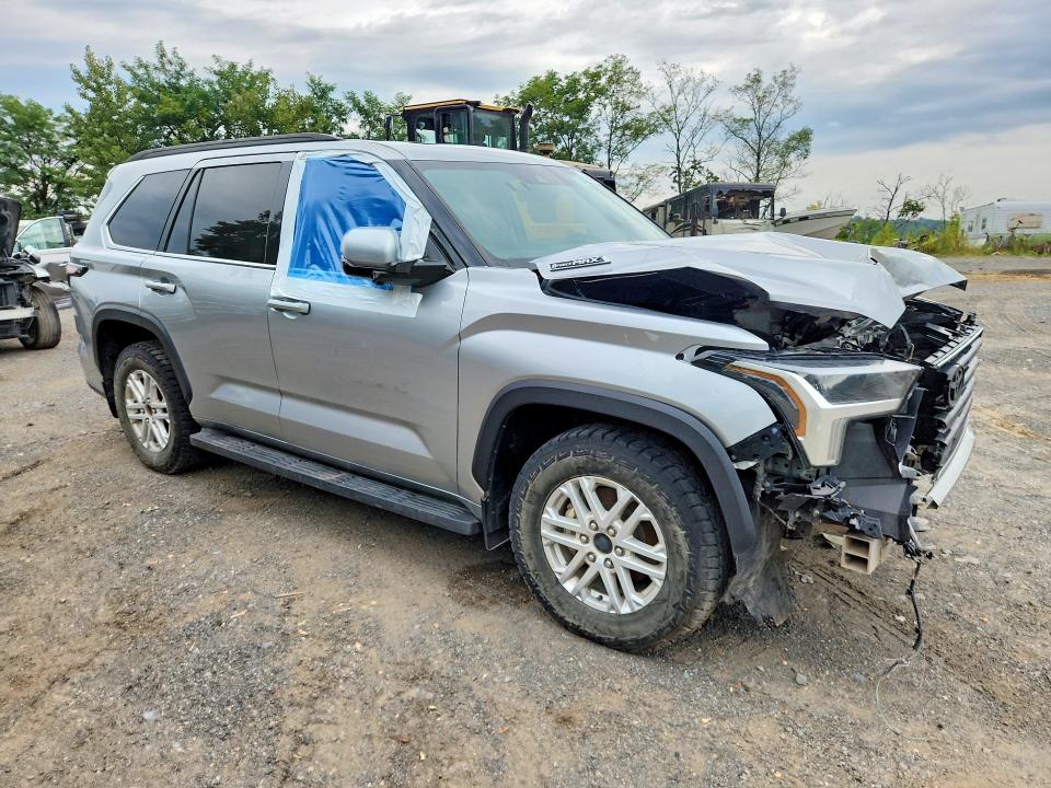 Photo 4 from auction – 2023 TOYOTA SEQUOIA with VIN 7SVAAABAXPX015478