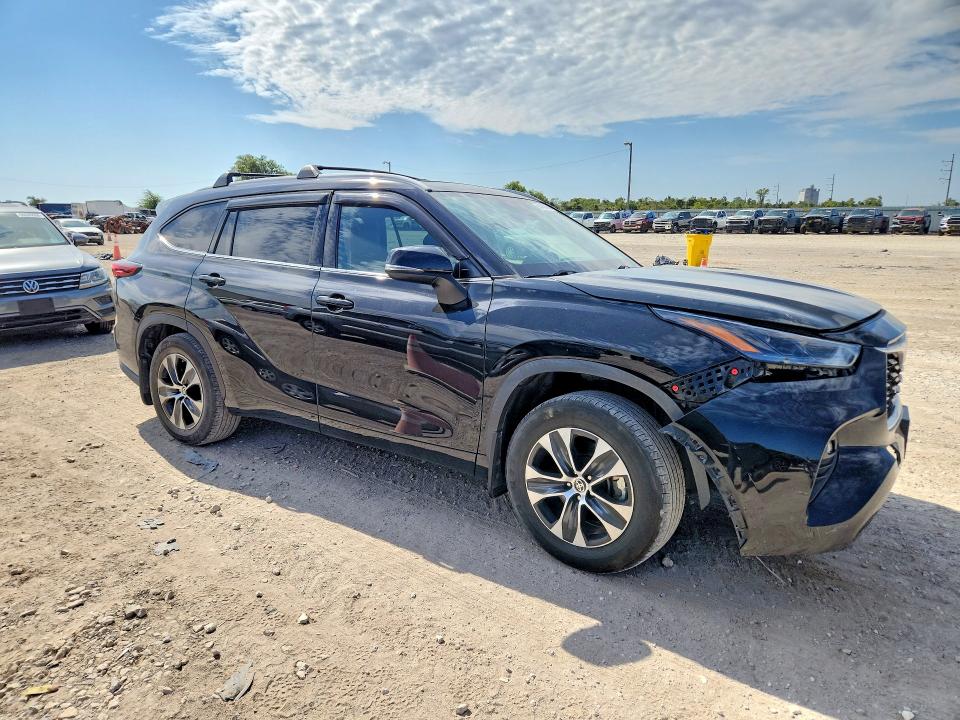 Photo 4 from auction – 2022 TOYOTA HIGHLANDER with VIN 5TDGZRBH3NS244242