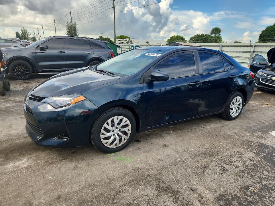 TOYOTA COROLLA 2018 с VIN 5YFBURHE5JP842972 - Снимка от търг