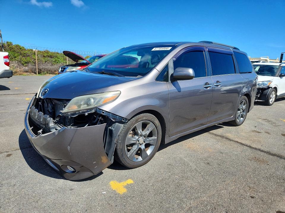 TOYOTA SIENNA 2016 with VIN 5TDXK3DCXGS738099 - Photo from auction