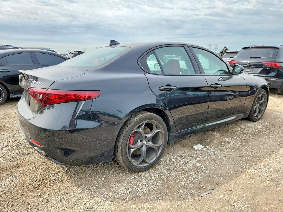 Photo 3 from auction – 2018 ALFA ROMEO GIULIA with VIN ZARFAEEN9J7567038