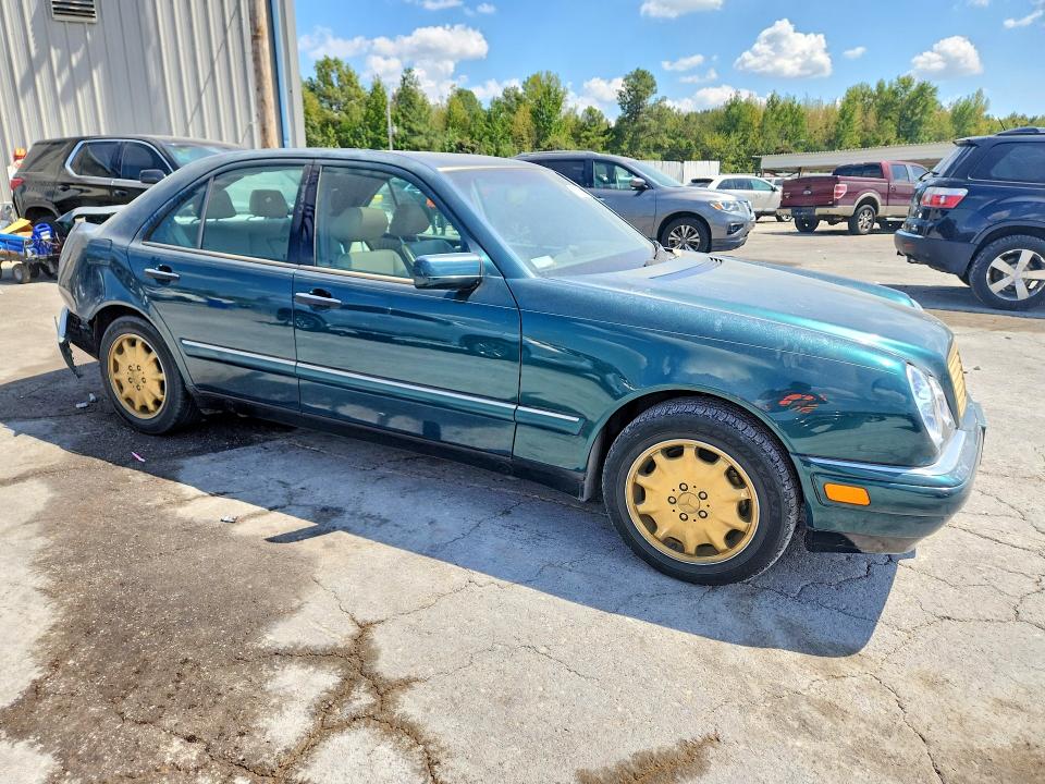 Photo 4 from auction – 1996 MERCEDES-BENZ E with VIN WDBJF55F4TJ013733
