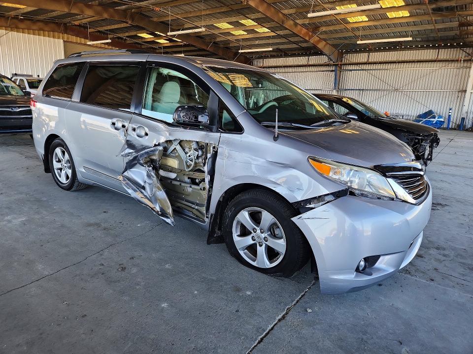 Photo 4 from auction – 2014 TOYOTA SIENNA with VIN 5TDKK3DC1ES480255