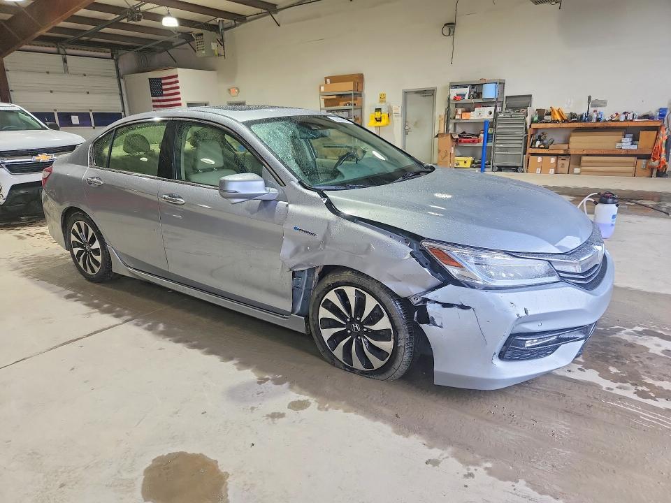 Photo 4 from auction – 2017 HONDA ACCORD with VIN JHMCR6F70HC001541