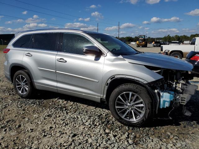 Photo 4 from auction – 2017 TOYOTA HIGHLANDER with VIN 5TDKZRFH9HS193659