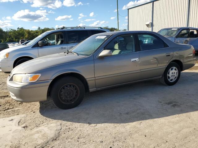 TOYOTA CAMRY CE 2000 with VIN 4T1BG22K4YU627346 - Photo from auction