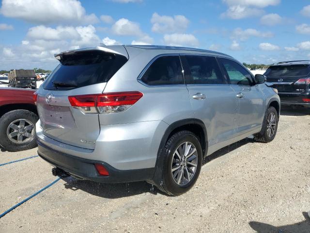Photo 3 from auction – 2017 TOYOTA HIGHLANDER with VIN 5TDJZRFH7HS412176