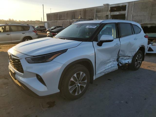 TOYOTA HIGHLANDER 2022 with VIN 5TDGZRBH9NS590439 - Photo from auction