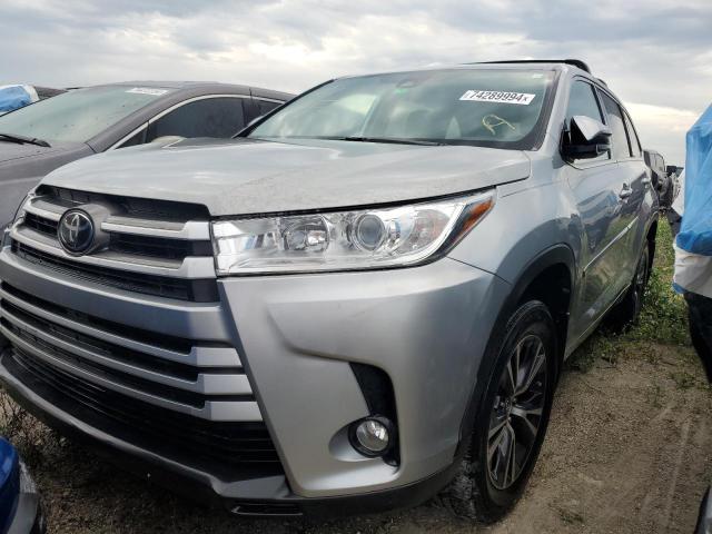 TOYOTA HIGHLANDER 2018 with VIN 5TDZZRFH8JS246887 - Photo from auction