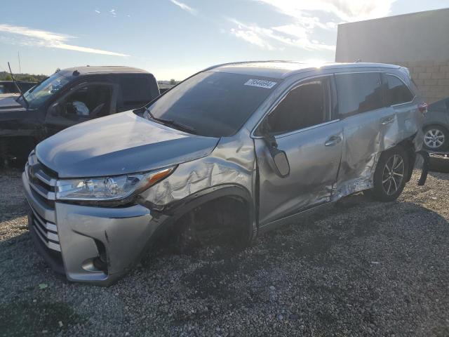 TOYOTA HIGHLANDER 2018 with VIN 5TDKZRFH2JS528590 - Photo from auction