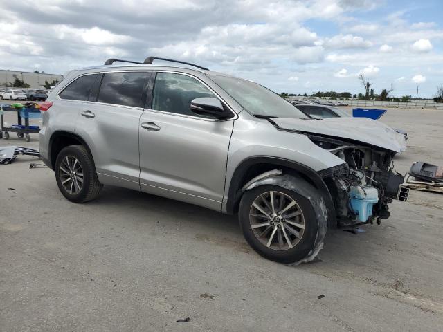 Photo 4 from auction – 2018 TOYOTA HIGHLANDER with VIN 5TDKZRFH3JS283878